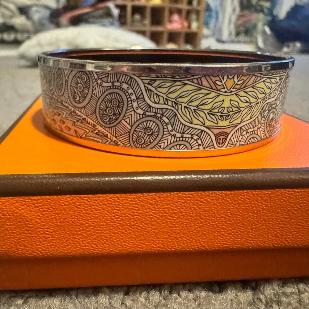 Hermes Pink and Orange Leaf Motif Enamel Bangle - Picture 4 of 6